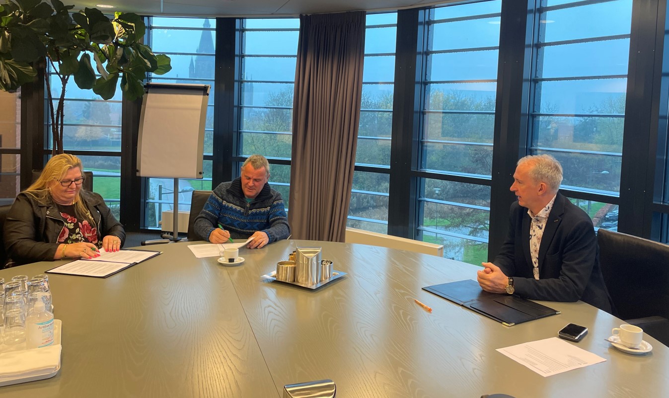 Fam. Schoutens tekent voor grond aankoop woonwagen standplaats