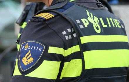 De politie onderzoekt een woninginbraak in Nieuw-Vossemeer