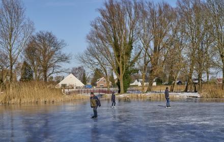 Nieuw-Vossemeer, 13 februari 2021, schaatsplezier op de Kreek
